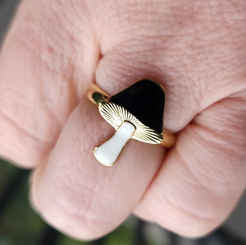 (5 For $25) Tova Gold And Black Mushroom Ring Size 7.75 Cottagecore